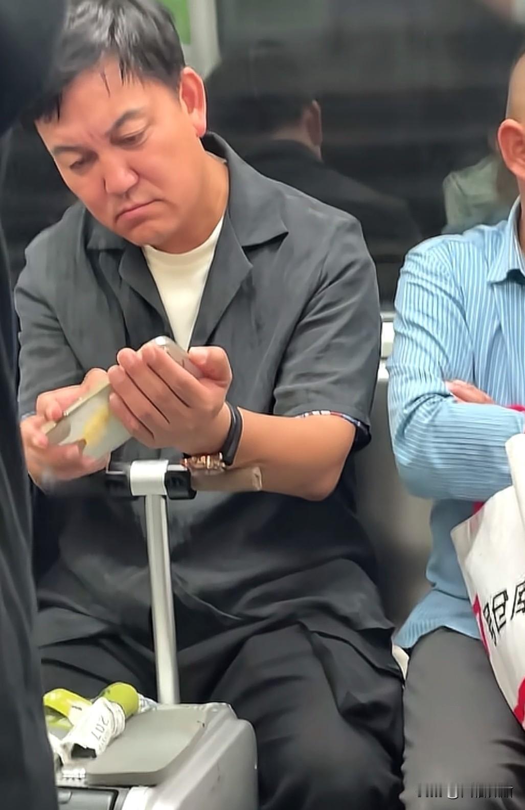 老一派明星真的很低调，他好像现在都是副总裁了还坐地铁。有人说像主持人李锐这样