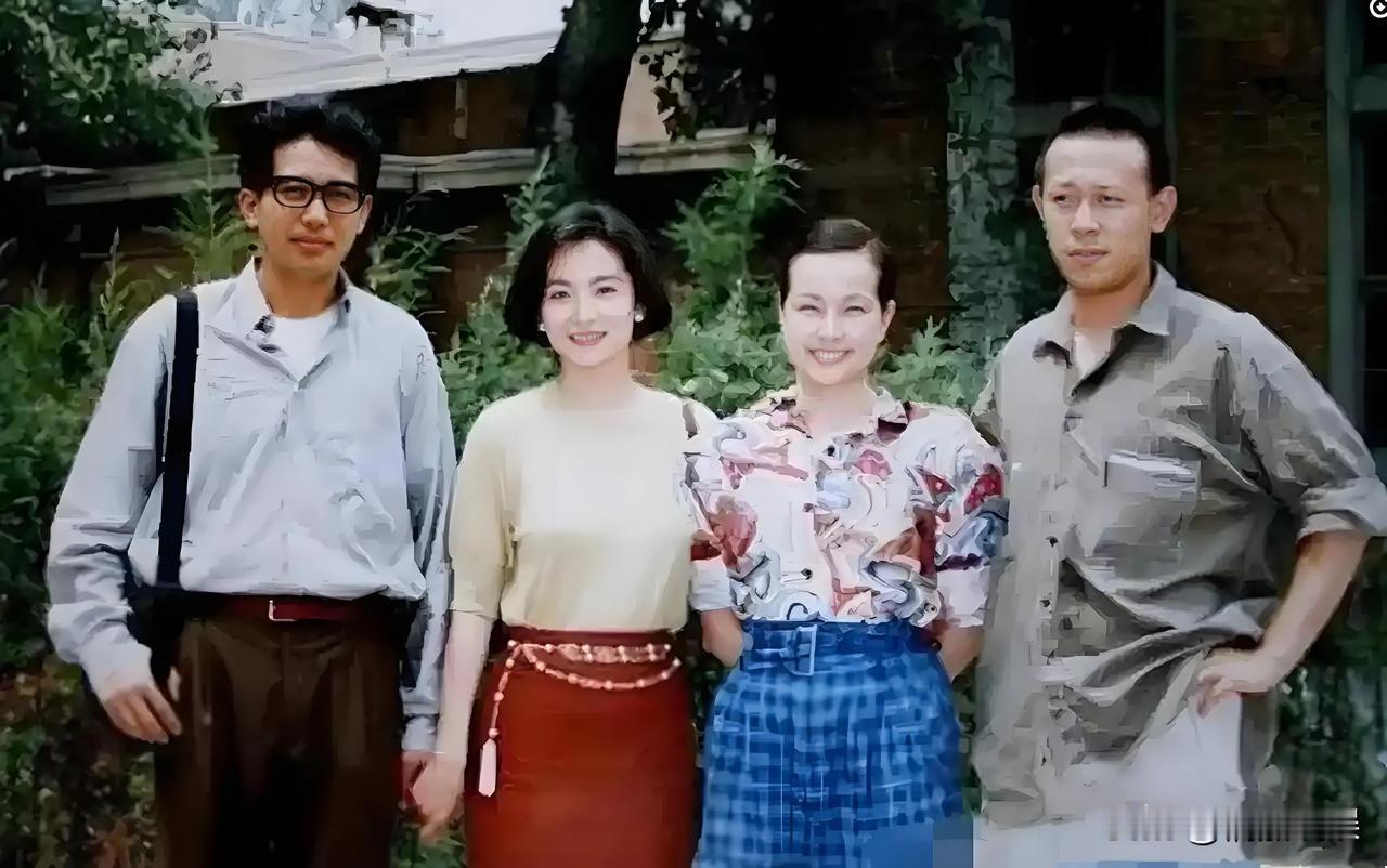 这张照片拍摄于1990年，上面是两对情侣！刘晓庆和姜文，林青霞和秦汉。从照片