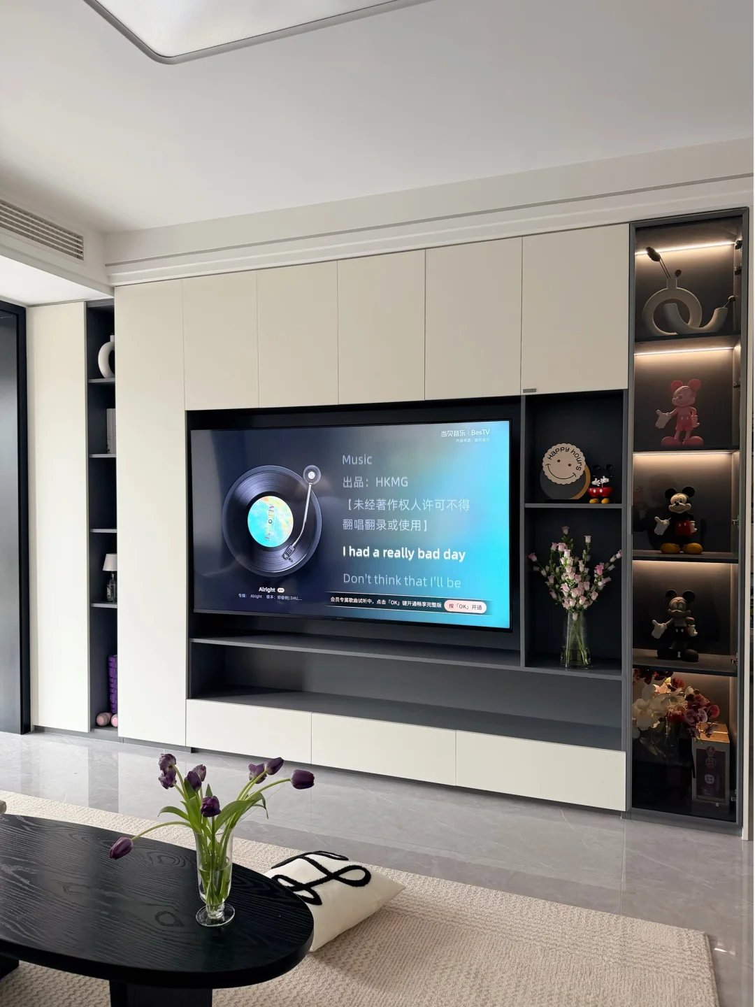 靠满墙电视柜撑起来的客厅🛋️