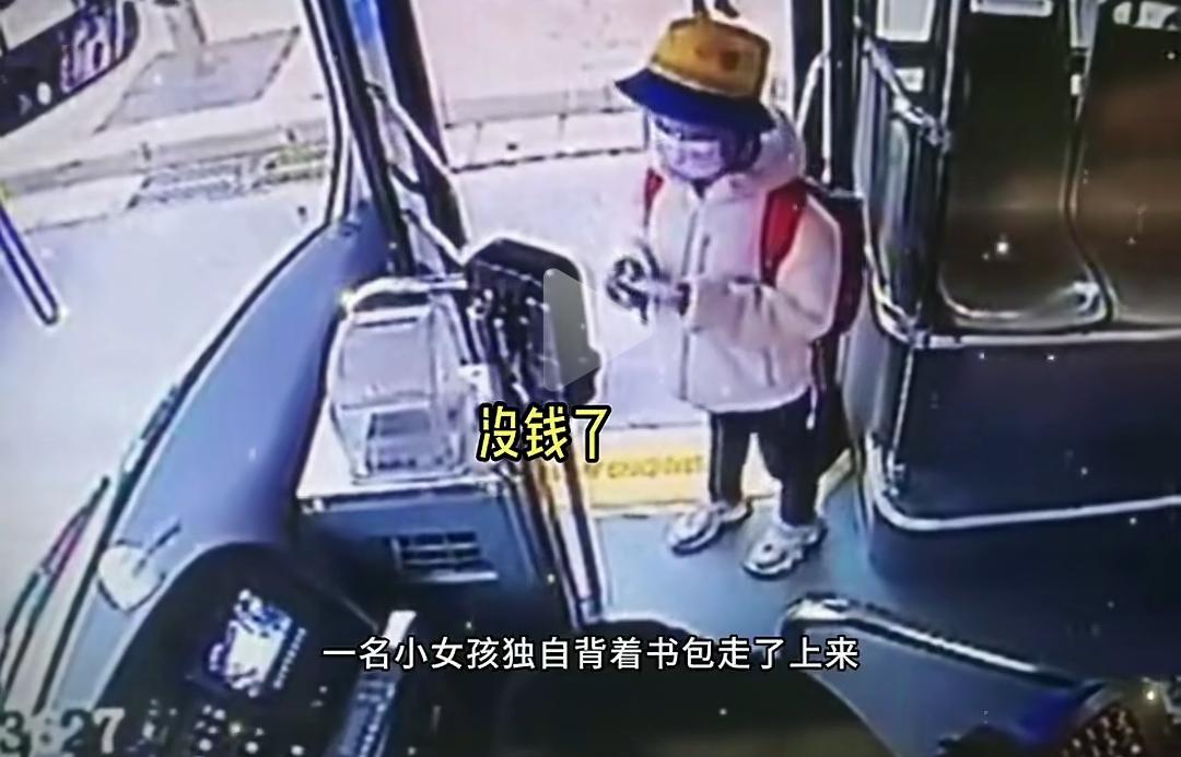 天啊！这个画面太感人了！在河南郑州的公交车上，发生了令人感动和温馨的一幕！