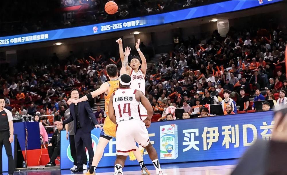 山西主场的嘘声差点掀翻屋顶，大屏幕上诺威尔的12分格外刺眼，赛后评论区炸开了锅，