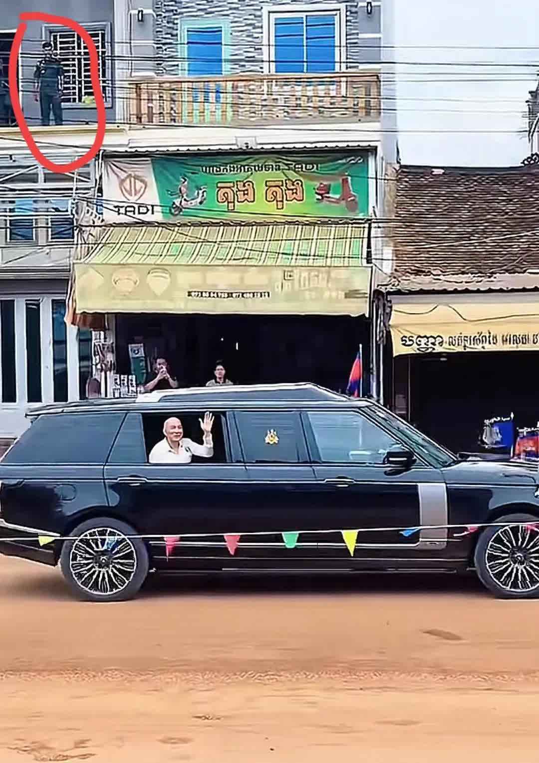 西哈莫尼出行，虽然柬埔寨穷，该有的国王排场是不少。像经过一处农村居住区，土路
