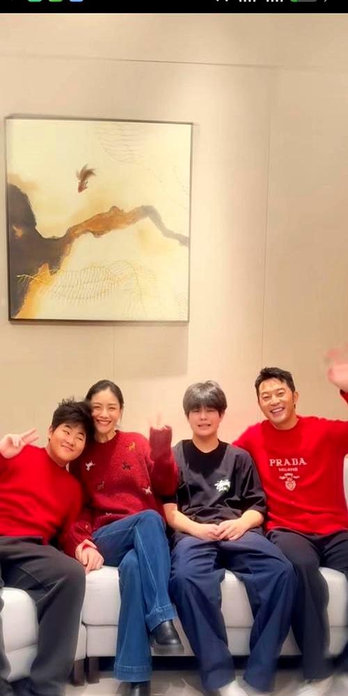 沙溢178的大高个，现在得仰头跟14岁儿子说话！安吉现在窜到183+，瘦回清