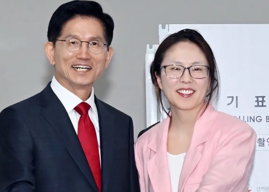 金文洙和女儿一起在仁川进行提前投票表示：确信大选结果会很好！韩国6•3大选提前