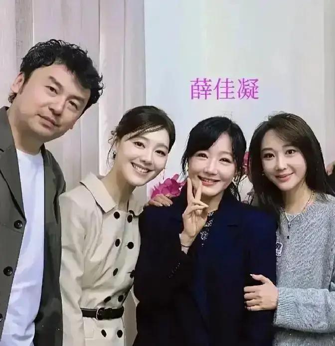 上海戏剧学院80周年校庆，直接把47岁薛佳凝和49岁马伊琍拉回同屏。薛佳凝