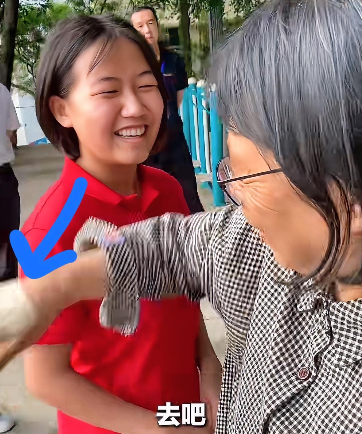 谁能想到？68岁的张桂梅，竟然在大庭广众之下说出这样的话，她紧张地说，“你