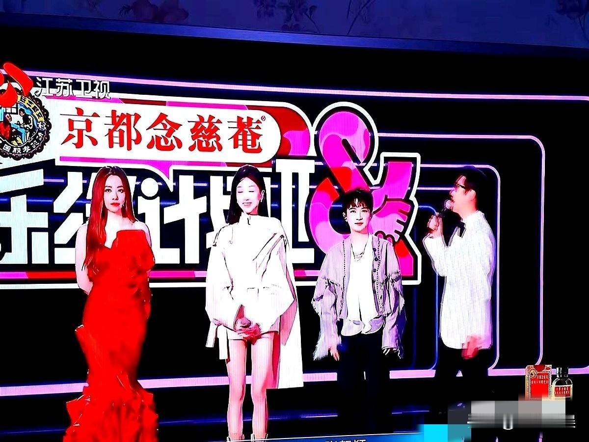 周深，万万没想到！一个顶尖歌手，安安静静的在台上唱歌，令人没想到的是，结果被