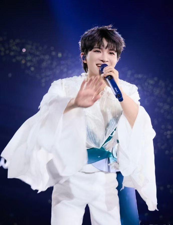 周深有自己的我只在乎你周深这采访太暖啦！香港演唱会后说《地球没有你》像和歌迷的