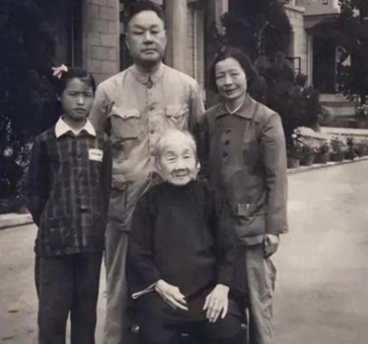 1950年春天，毛岸英回老家湖南板仓，给外婆向振熙拜寿。老人却忽然提出想要10万
