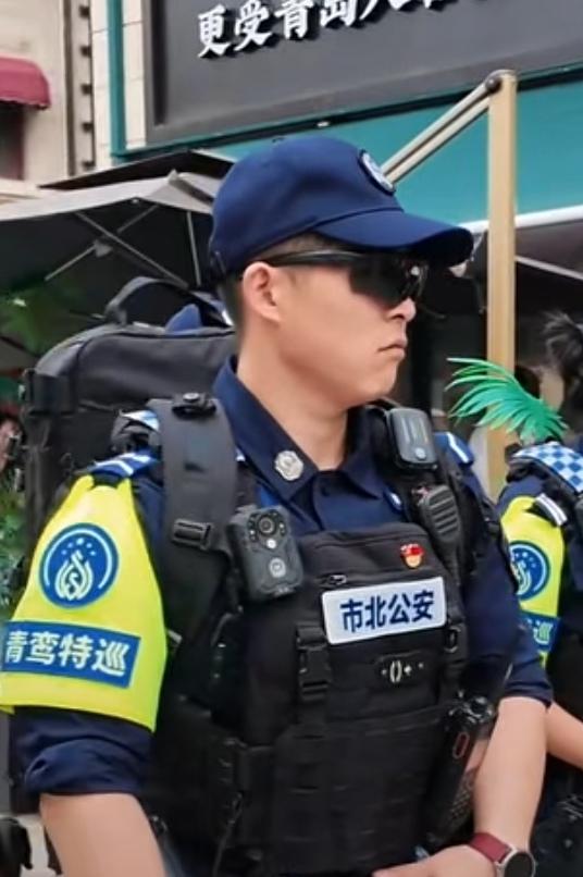辅警的全名叫“警务辅助人员”，并不叫“辅助警察”！辅警是“辅警”，警察是“警