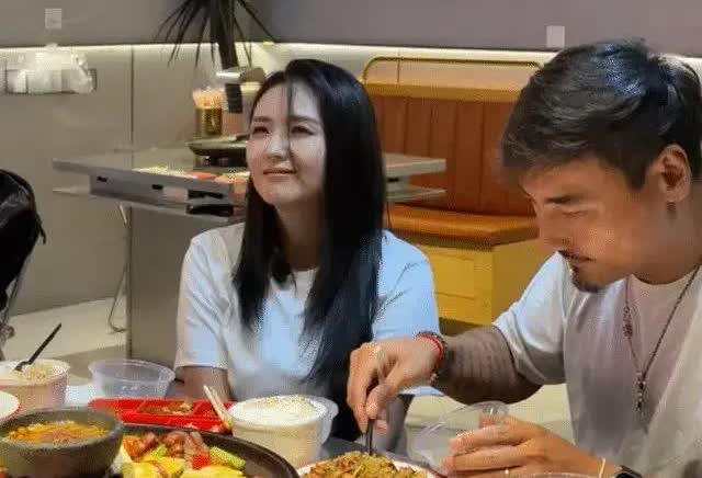 何洁和她的二婚老公刁磊最近在贵阳的一家餐厅被拍到了。刁磊虽然有着一副大花臂，看起