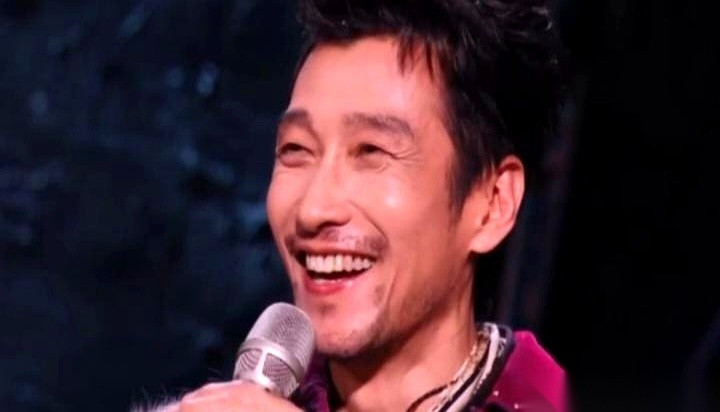 满江在《披荆斩棘2026》的后采镜头前说，自己把在王传君部落缺的觉都补回来了。他刚刚才因为夸孙楠事无