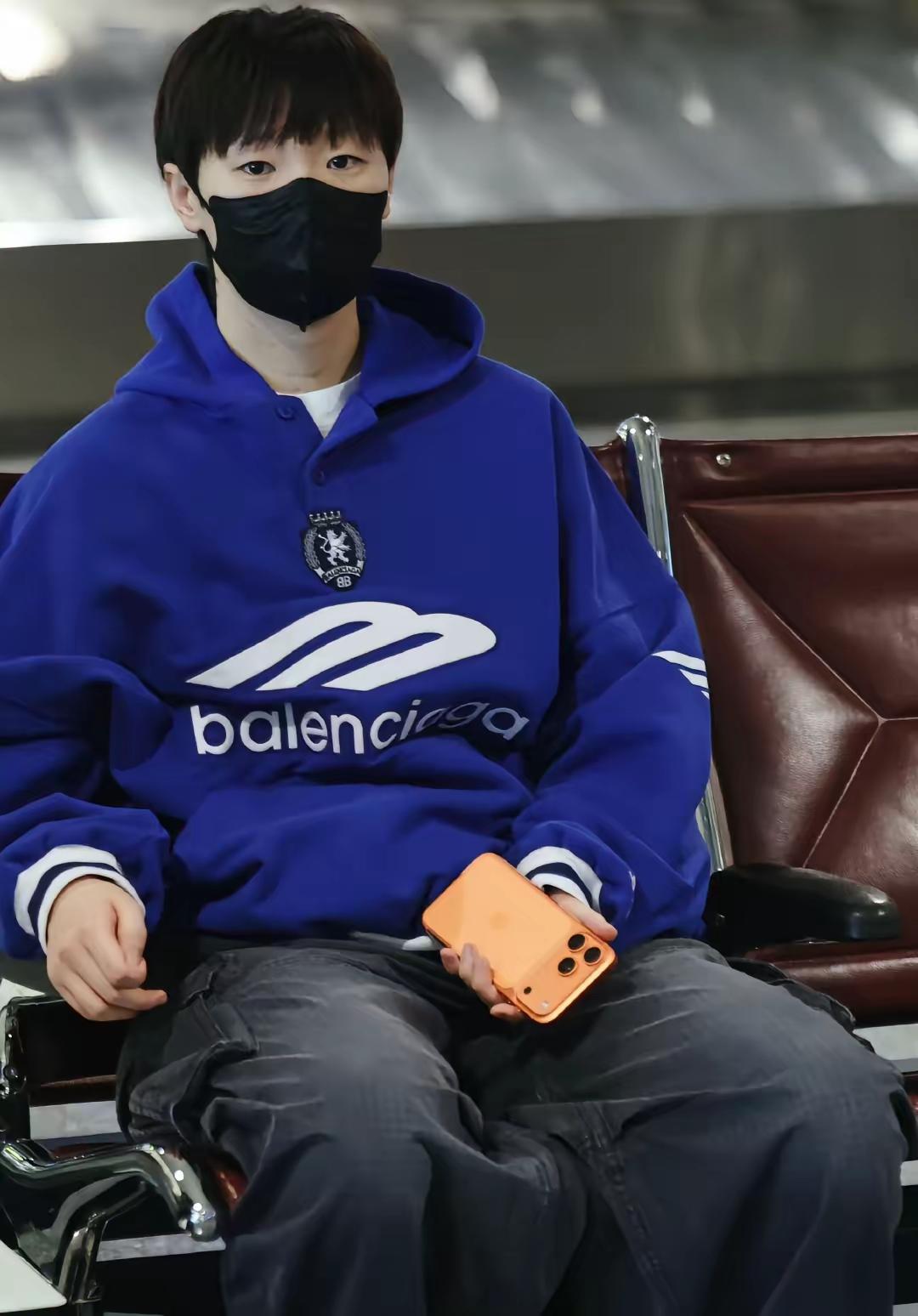 曼昱和徐奕落地多哈，徐奕卸下肩头的包交给曼昱，吩咐曼昱坐在椅子上等她。