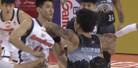 忠言逆耳！广东宏远小将王洪泽与威尔逊冲突大喊大叫，恕我直言，我感觉很失望，别的没