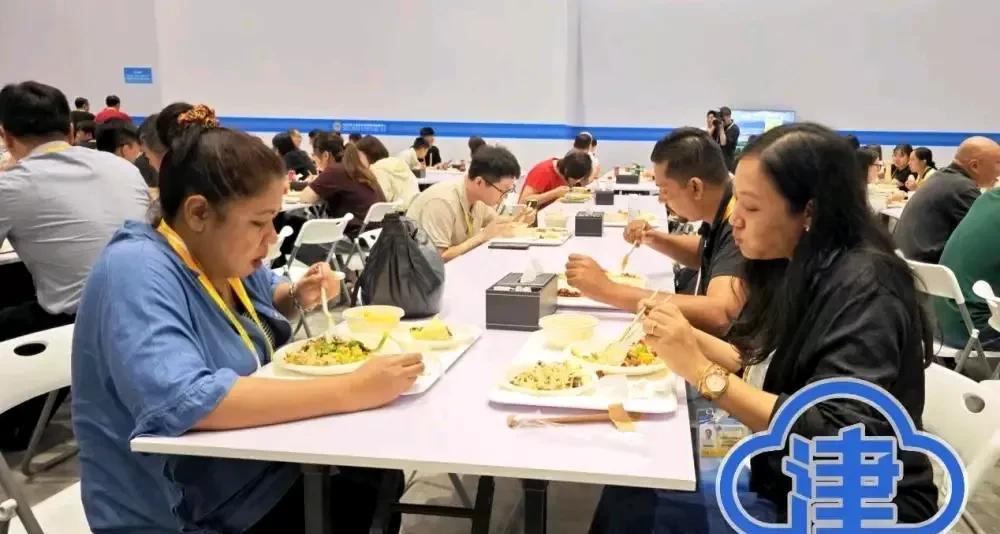 上合组织天津峰会记者们的餐饮，广泛采购，适合各国记者的口味，记者们高度赞扬中华饮