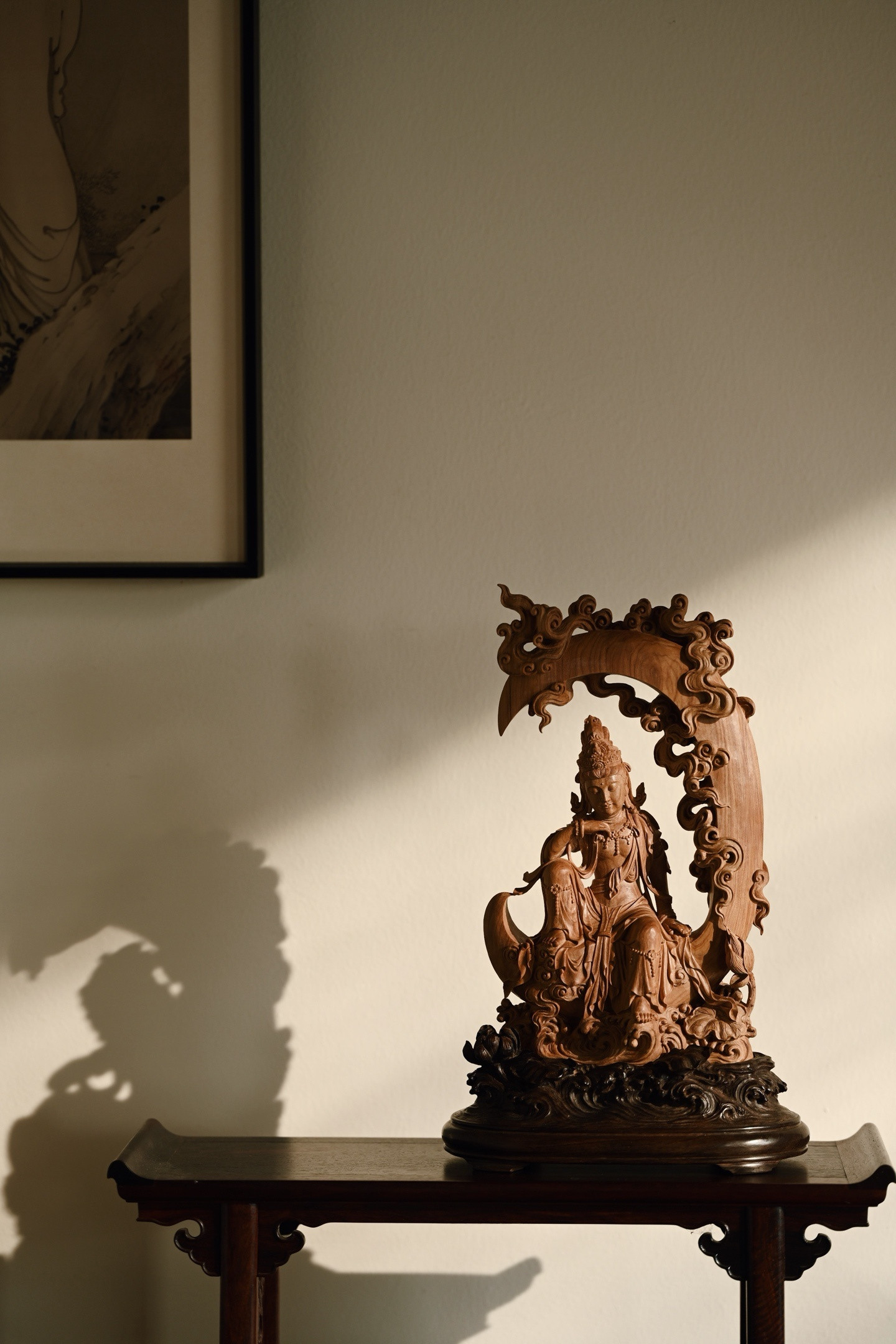 老山檀|自在观音开脸柔美传神，观音自在而坐，气韵清逸脱俗，垂眸静观众生，身姿