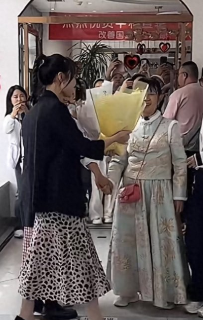 谢娜回老家超接地气洗头发都能收3束鲜花