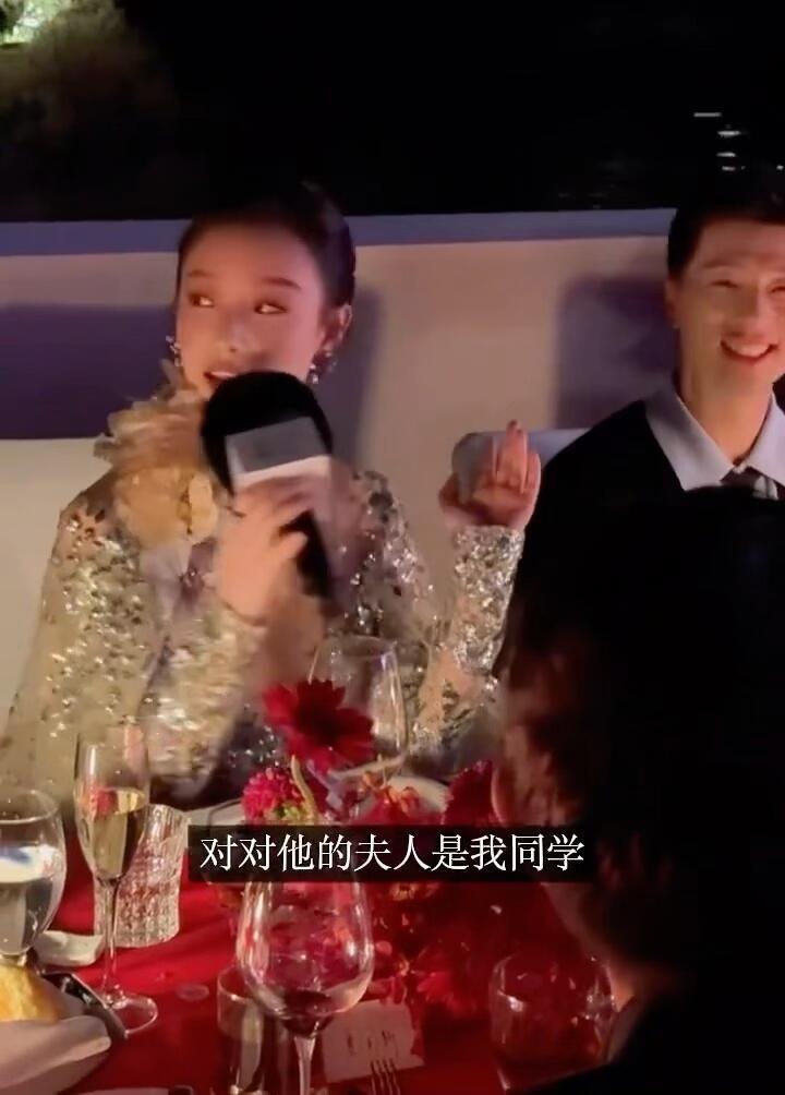 倪妮：马龙，我和你老婆夏露是同学呢，还是南京九中的校友。马龙：真的吗？太巧了