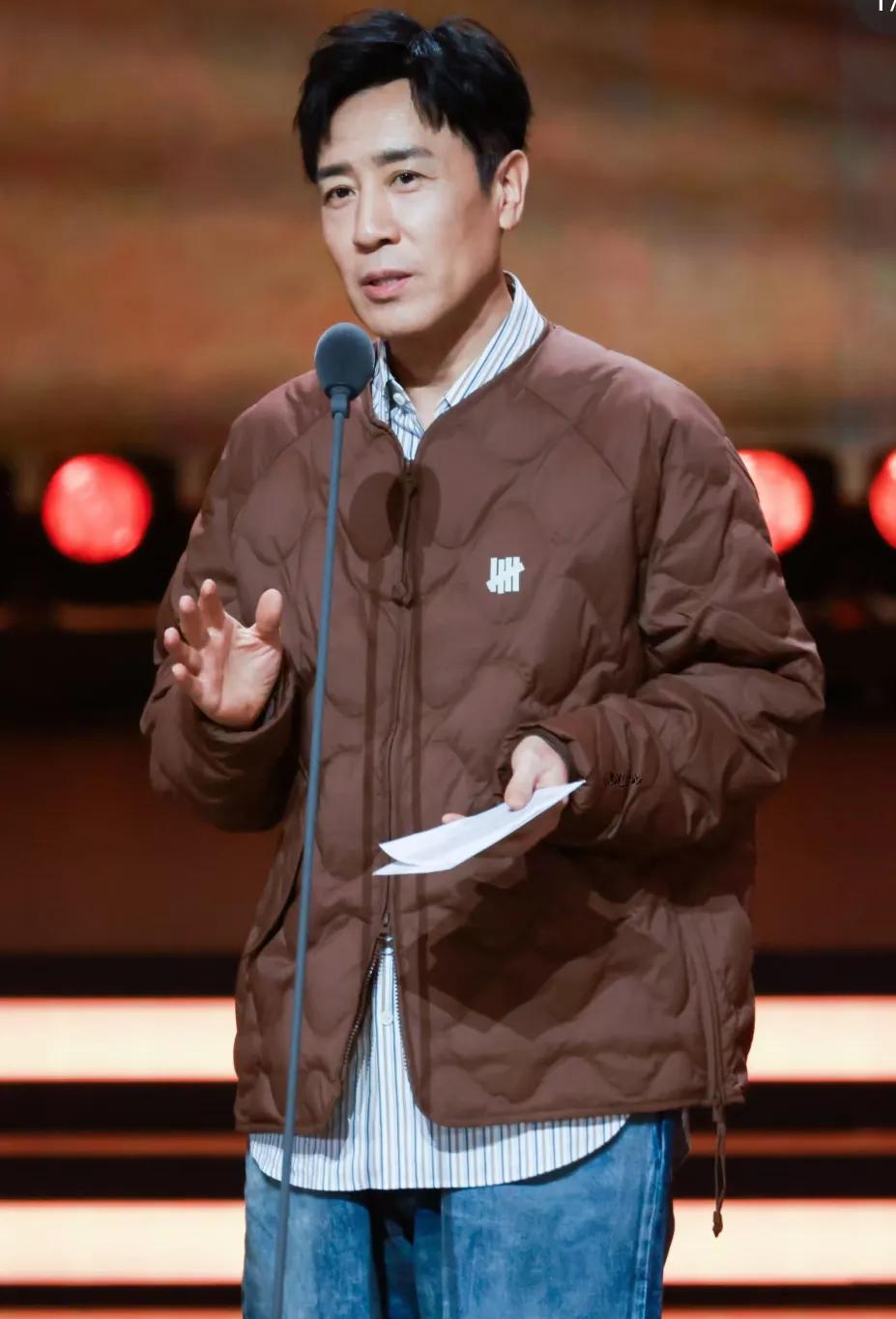 一觉睡醒是不是全网都知道了于和伟那件2300块的羽绒服，居然是波司登