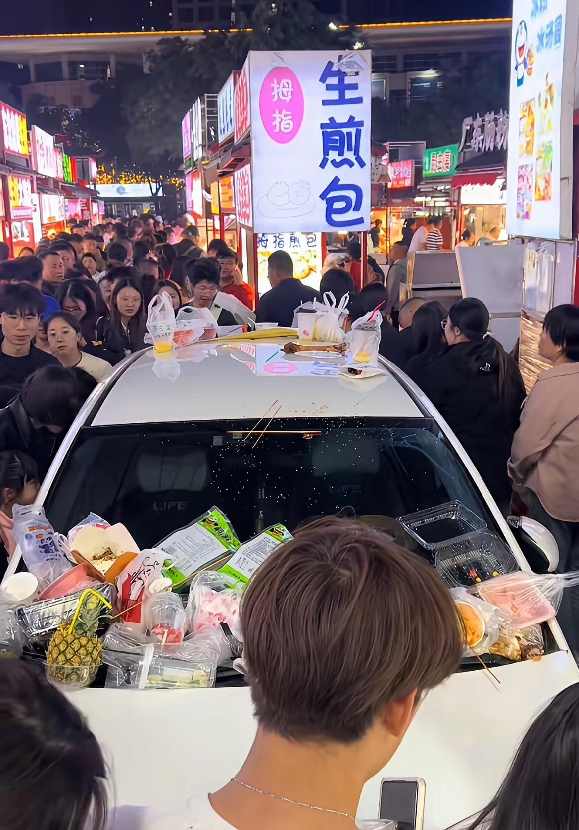 五一最倒霉的车主恐怕就是他了吧…看见几个视频，发生在河北某地夜市上，一辆飞度被人