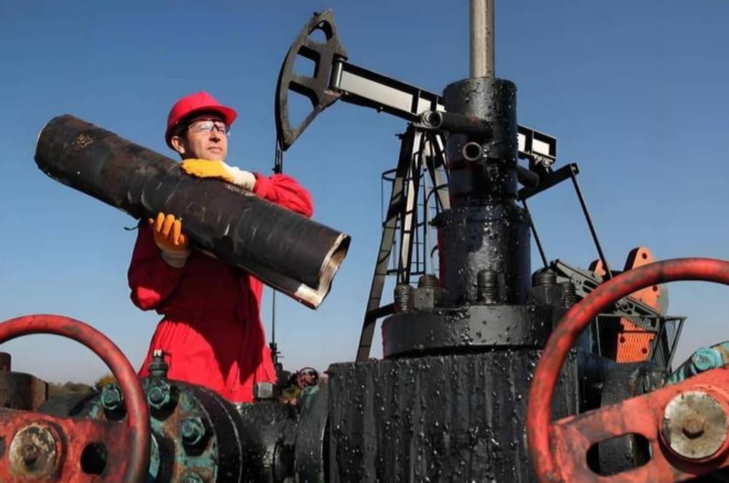 4月1号开始，俄罗斯把汽油出口的阀门拧死了，一拧就是四个月。伦敦汽油期货当天涨了