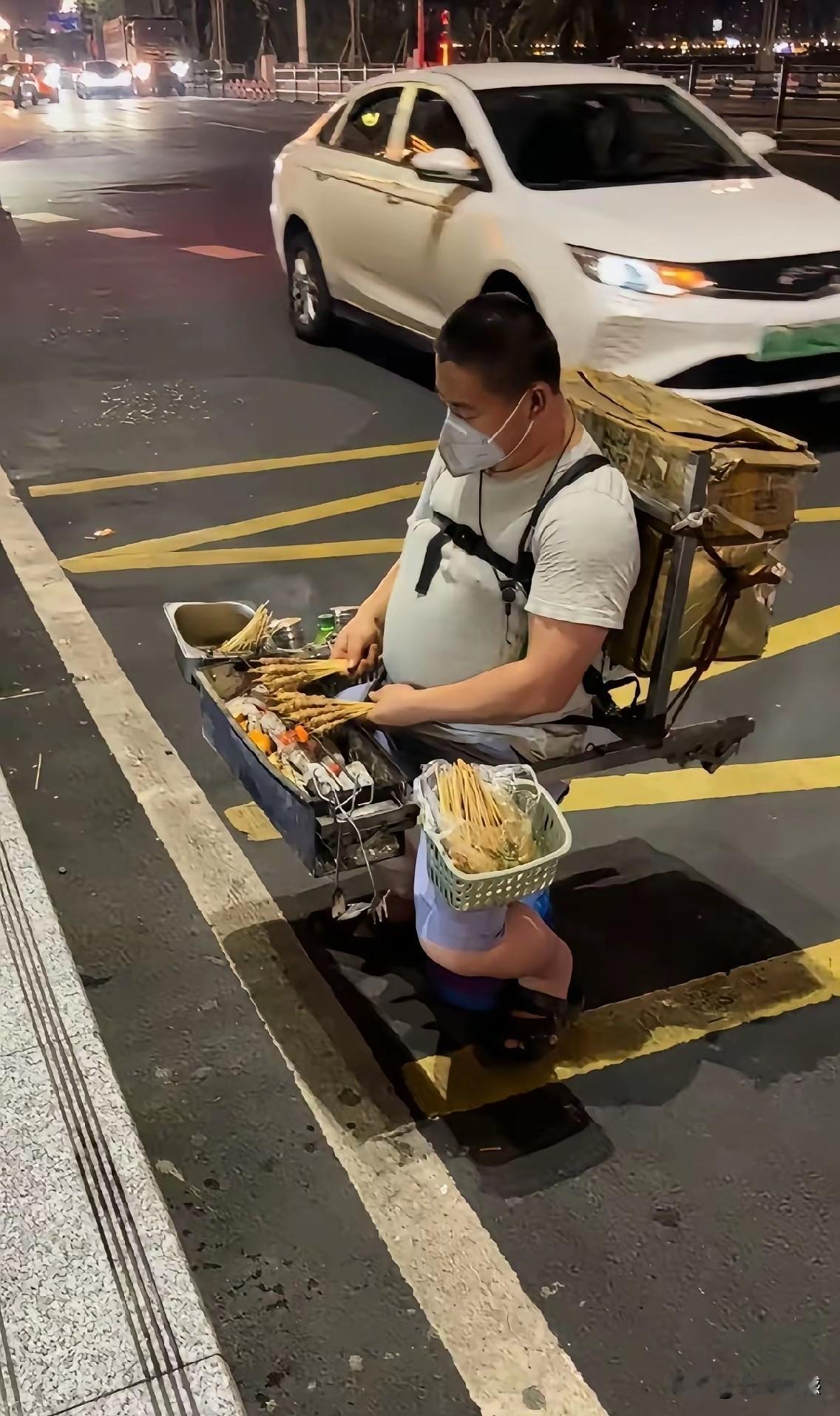 设计这种烧烤摊的人，是很有创意的，占用的空间特别小，而且可以随意流动，食材佐料一