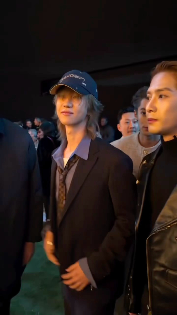 三个把妹王在秀场同框了，如此权威的哈哈哈哈徐明浩还问王鹤棣头发是不是染了徐明浩问