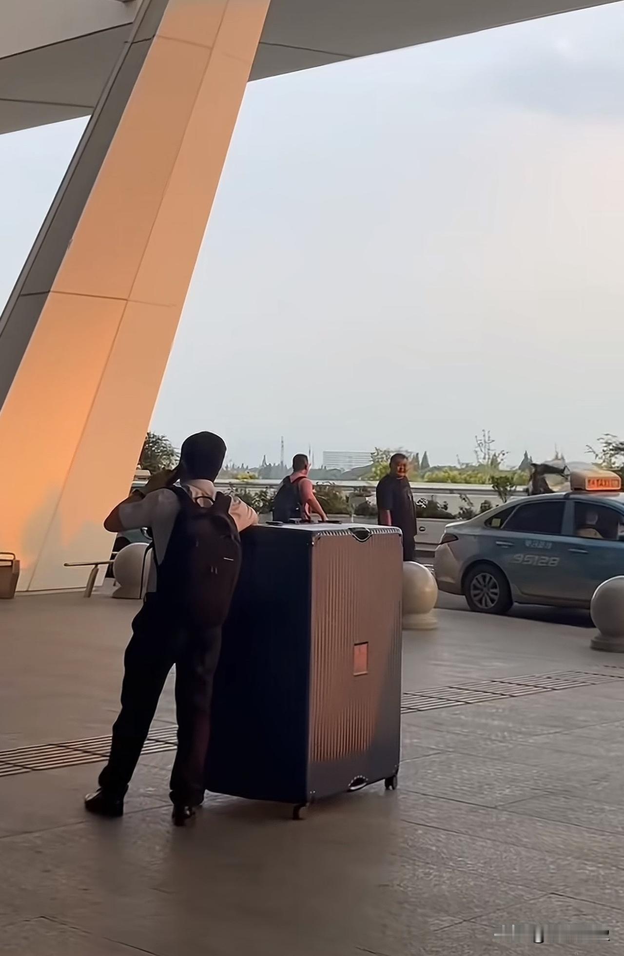 大哥，你行李装的啥呀[惊恐]