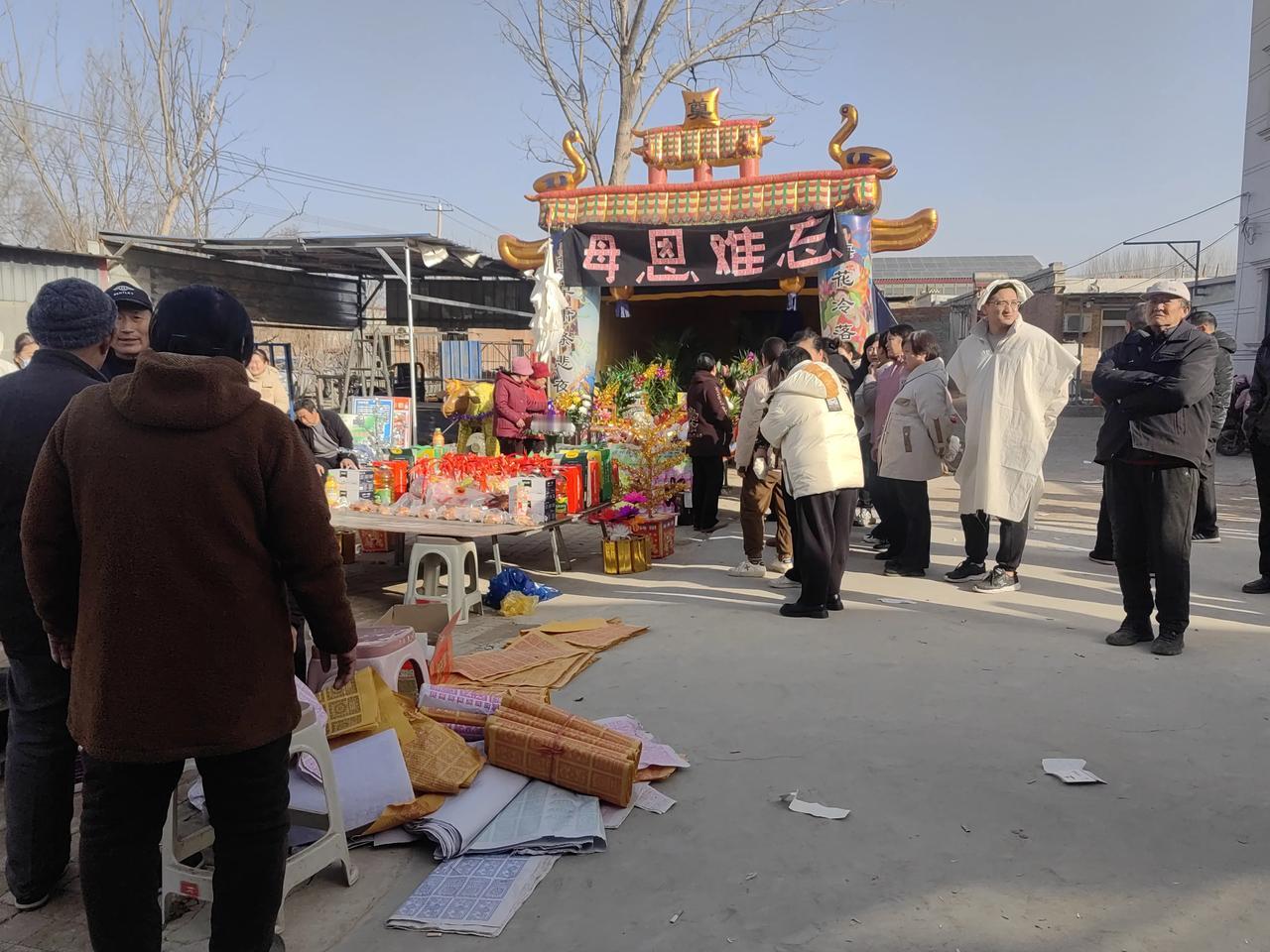 从腊月到现在，也就一个来月的时间，我们村就去世了一男三女。年前两个过了年两个。