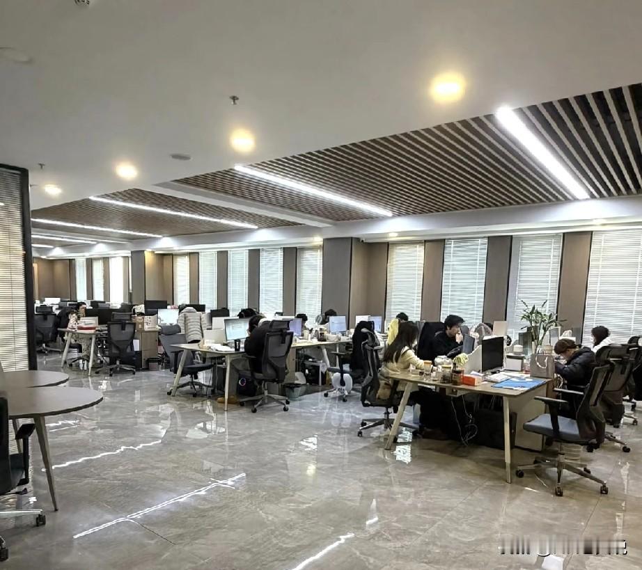 新入职不久的员工要休年假，理由是搬家。员工hr告诉他不具有休年假的资格，员工还急