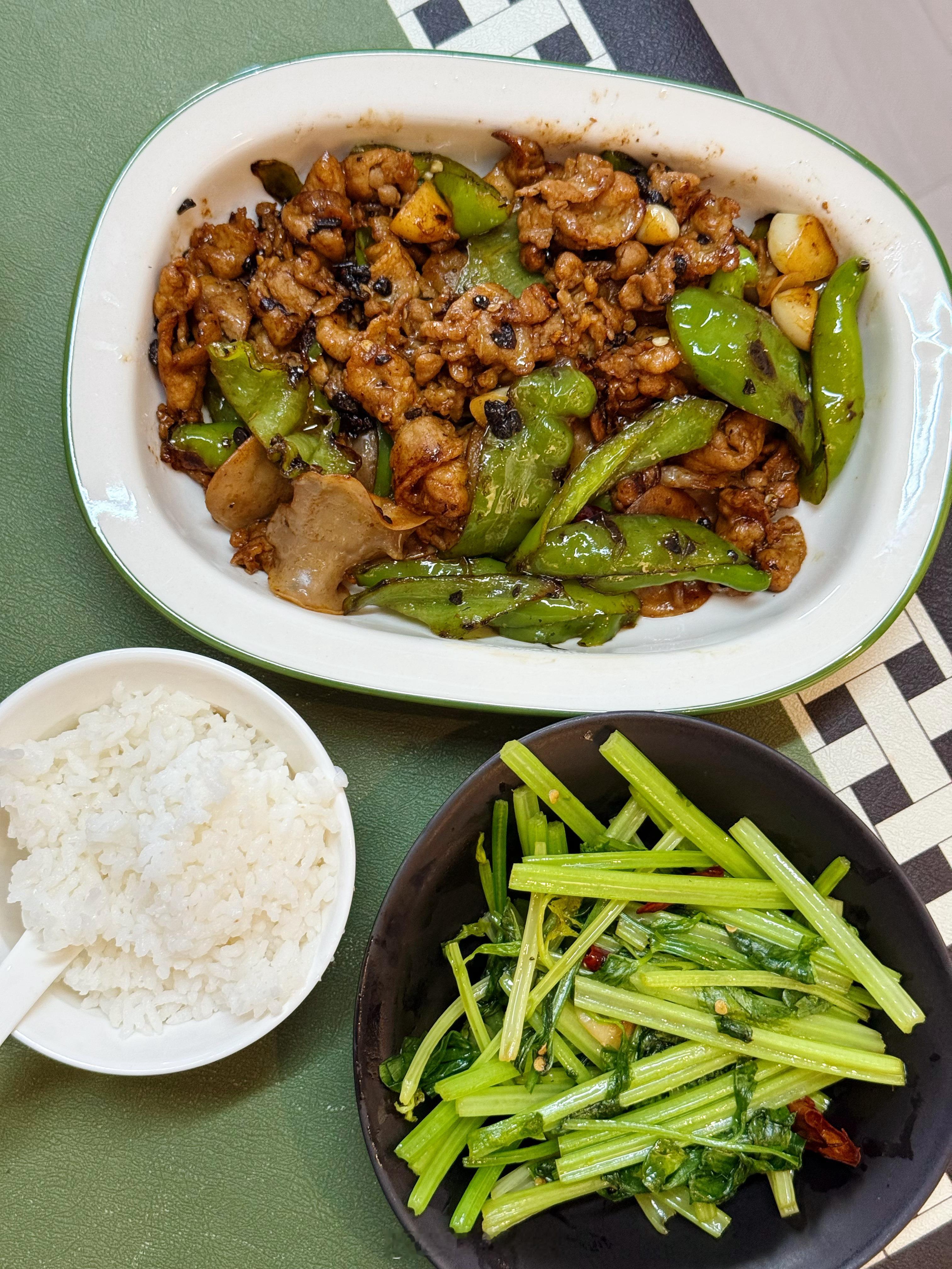 今天复刻费大厨辣椒炒肉（不小心倒多了老抽版）上次做小炒牛肉买的芹菜没用完，随便炒