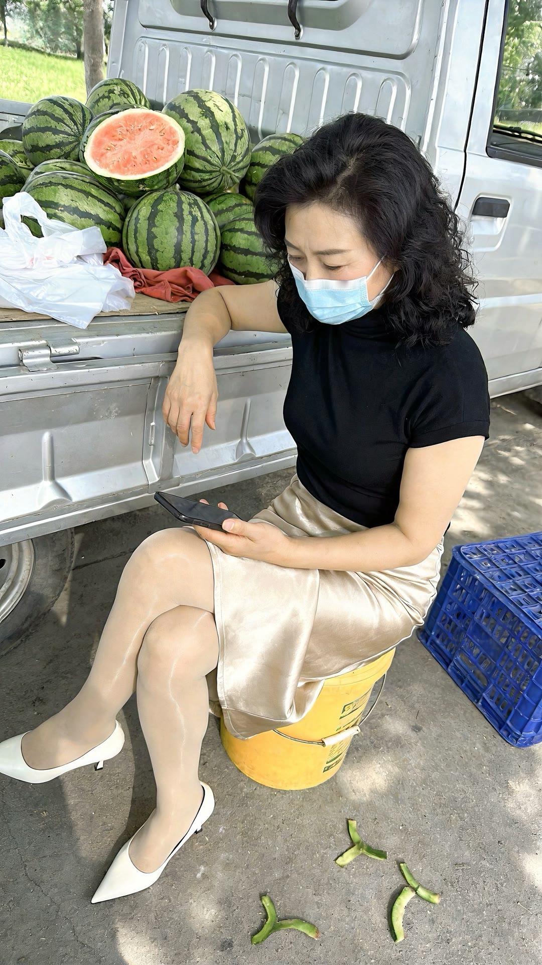 女人如何穿高跟鞋显得很洋气