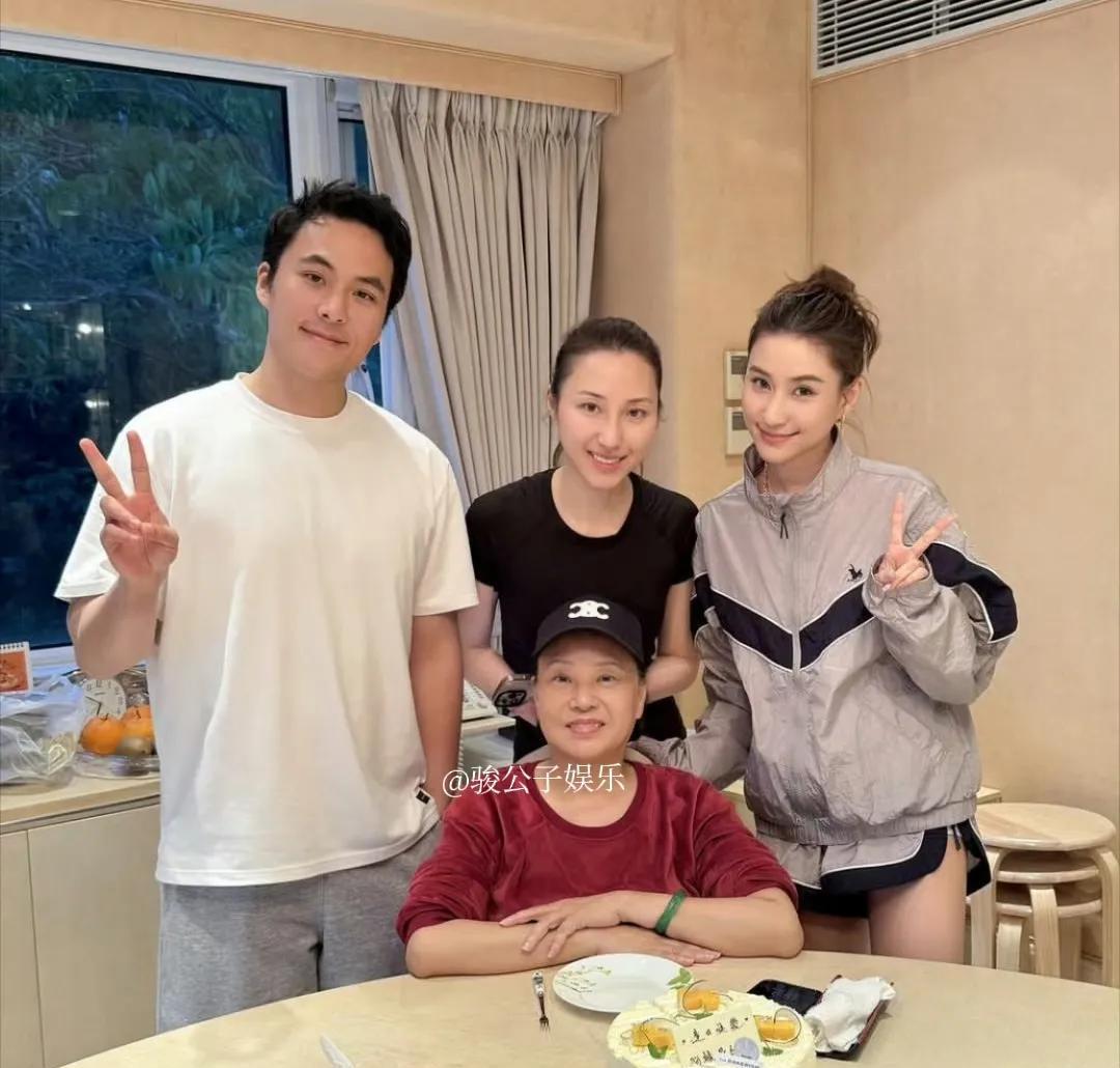 为庆祝34岁生日，双胞胎姐弟何超莲和何猷启与家人团聚。三太陈婉珍也到场参与，精神