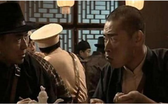 1944年，“大汉奸”郭绍绪请日军高层在家喝酒，席间，他大喊一声：“上炖鸡！”话