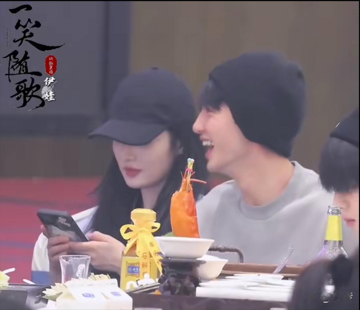 李沁陈哲远聚餐！俩人在聊什么呢？陈哲远笑出一副不值钱的样子…​​​