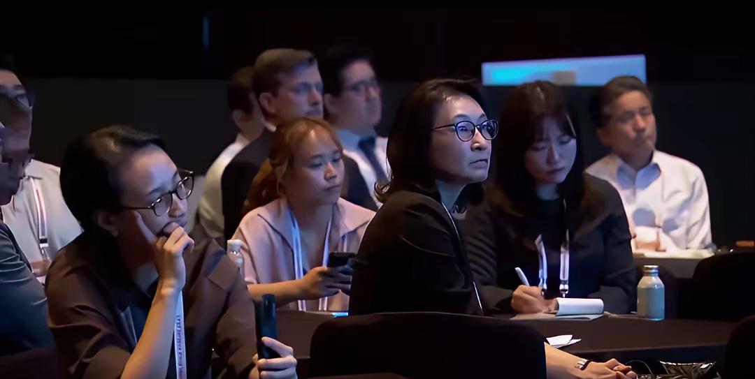 美国人直言韩国上不了桌，台下的韩国人都沉默了…[捂脸哭]apec月底就要在韩国召