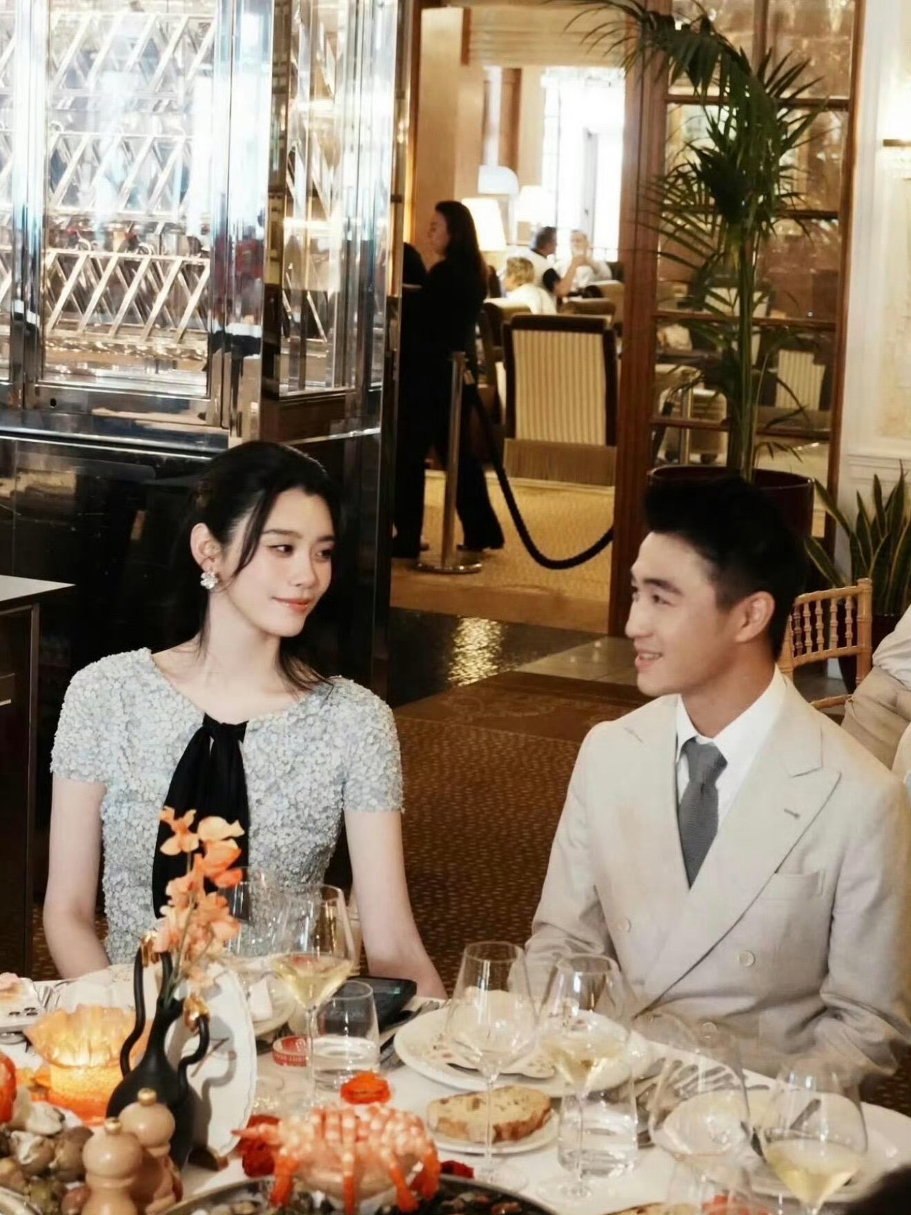 哇塞哇塞王嘉尔是奚梦瑶何猷君婚礼伴郎诶伴郎的照片能超前点映吗求求了王嘉尔是何猷君