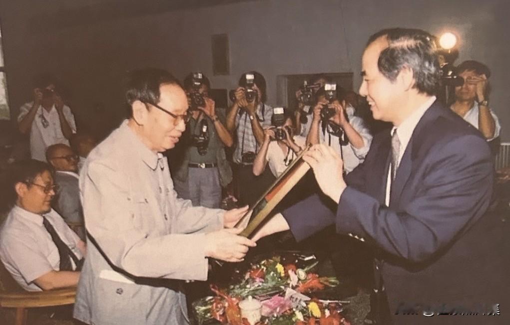 1992年，李政道向老师赵忠尧先生祝贺90寿辰的老照片。李政道1943年入西南联
