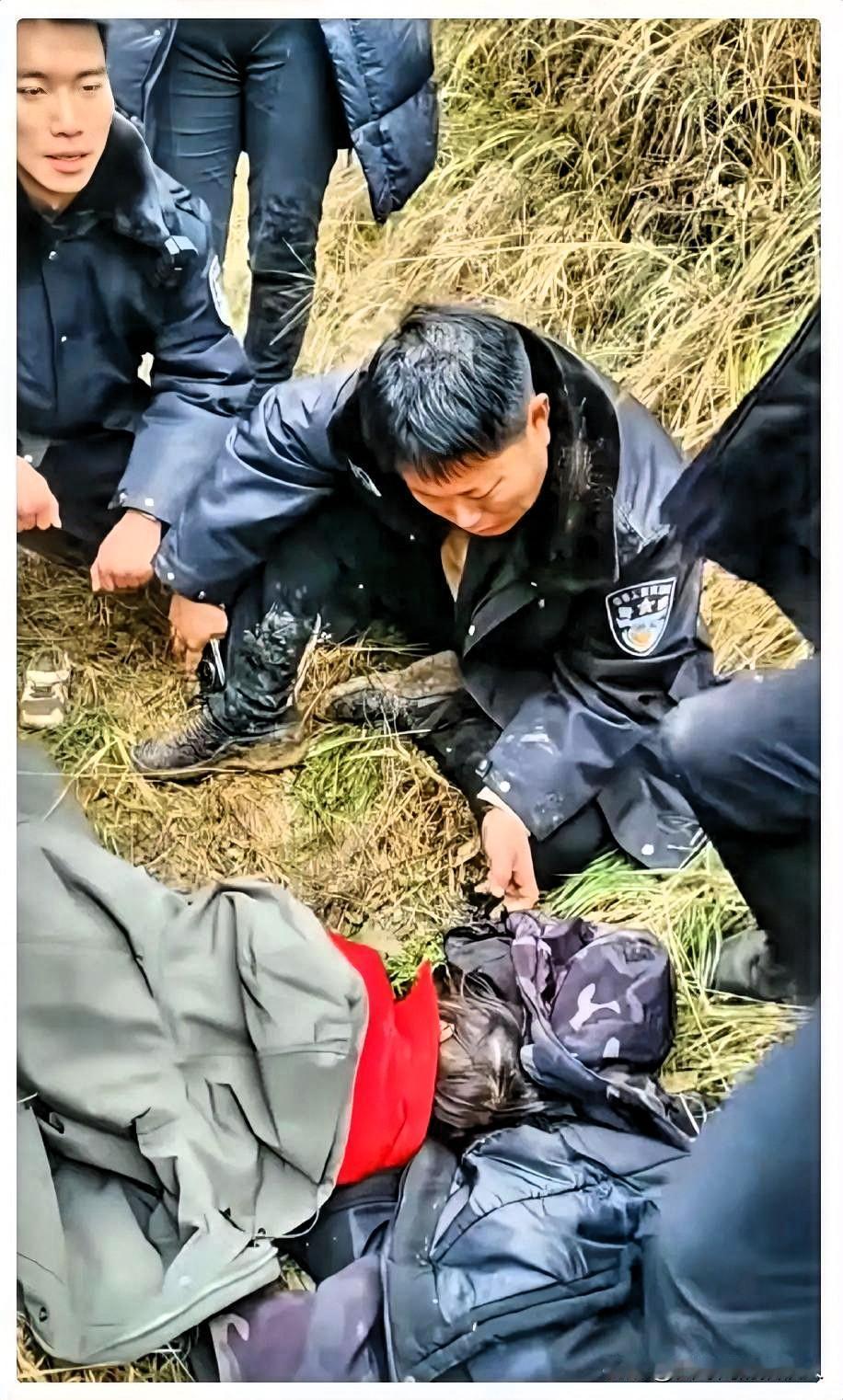 这位警察叔叔一定也是一位好父亲！在地头车内丢失的4岁女童找到了，