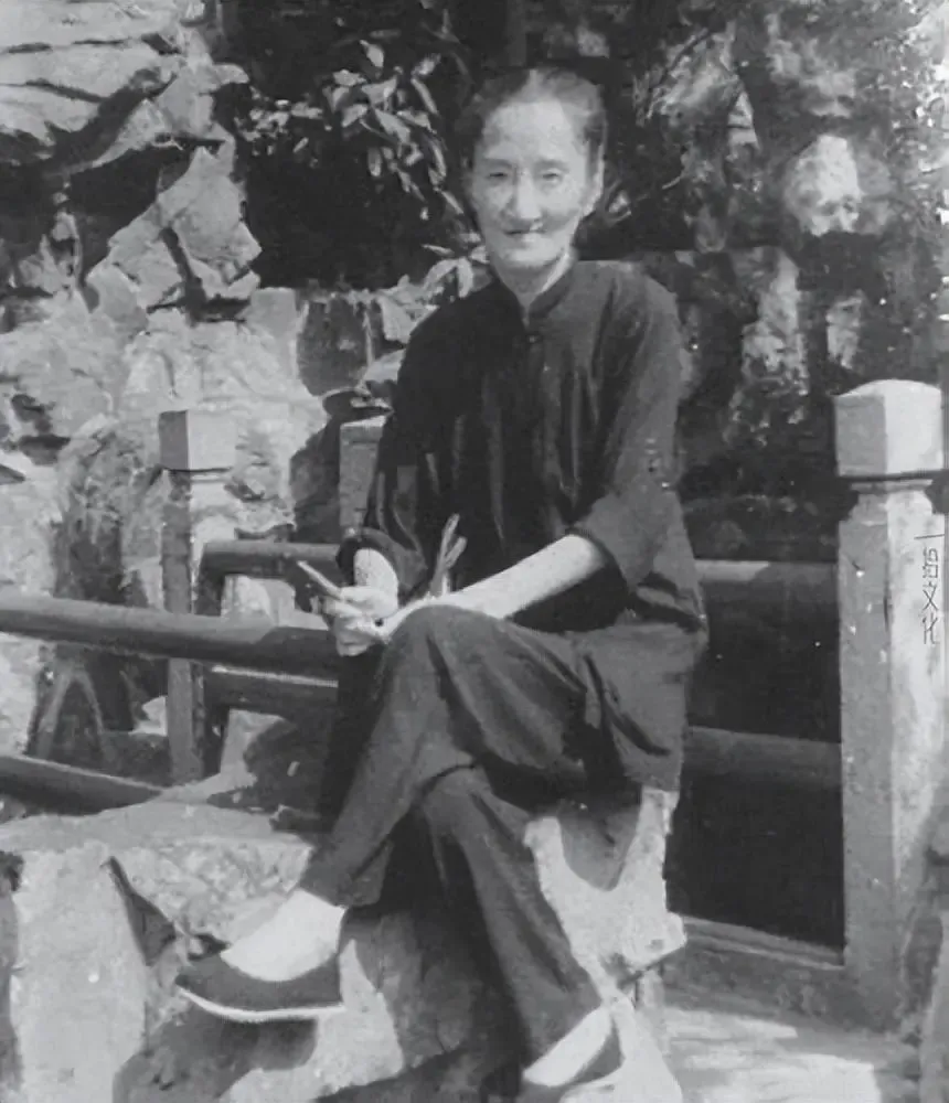 1932年，徐志摩去世第2年，陆小曼还靠徐家的救济生活。徐父得知她与翁瑞午同居后