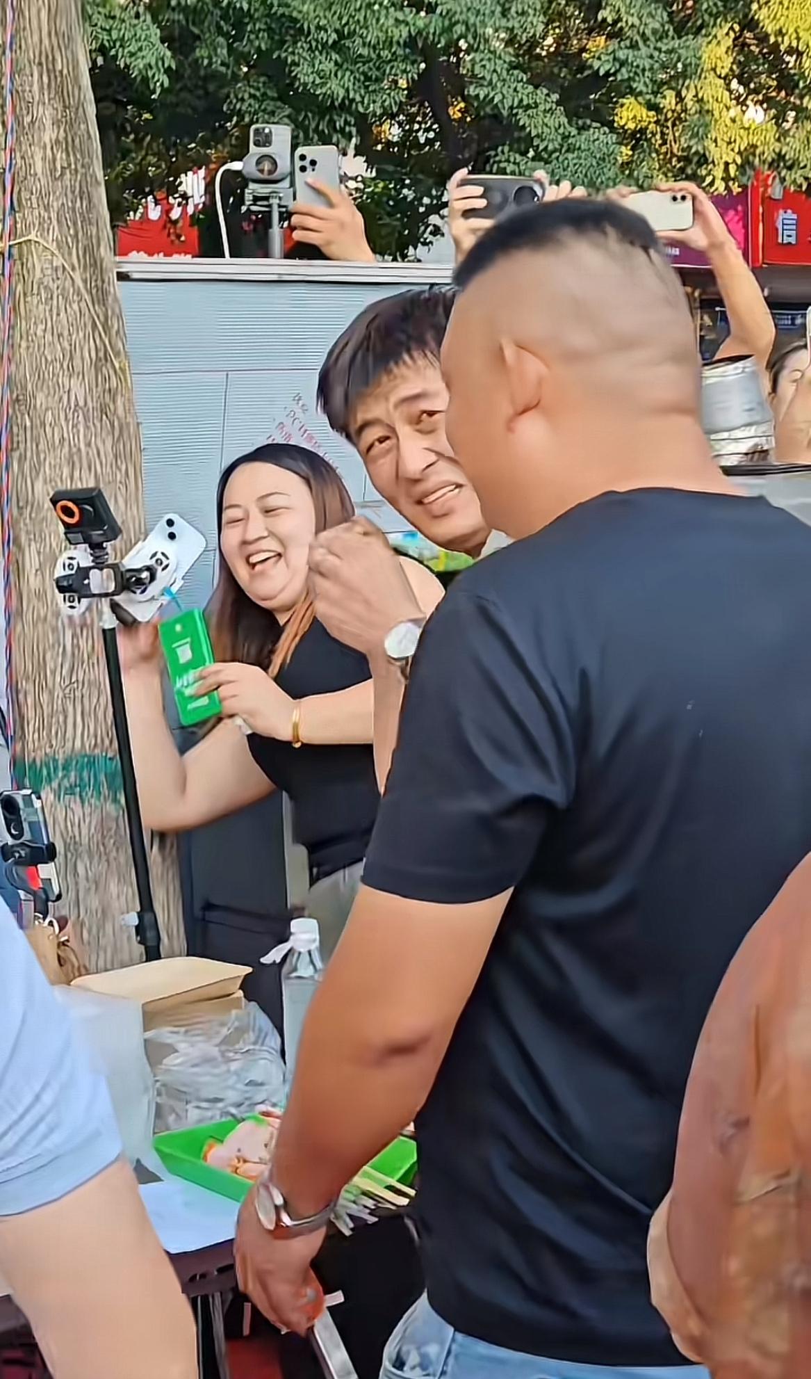 求求大家了，不要再去围观民间张雪峰了，他只是个普通人，和你我一样，他不是张雪峰那