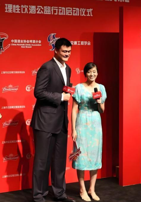 2007年，有人问叶莉：“嫁给身高2米26，体重400多斤的姚明是什么样的体验？