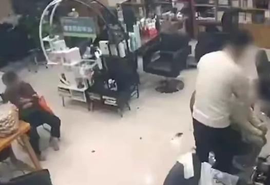 山东济南，男理发师给13岁女孩理完发后，用手指勾开女孩衣领给她擦脖子和锁骨处的碎