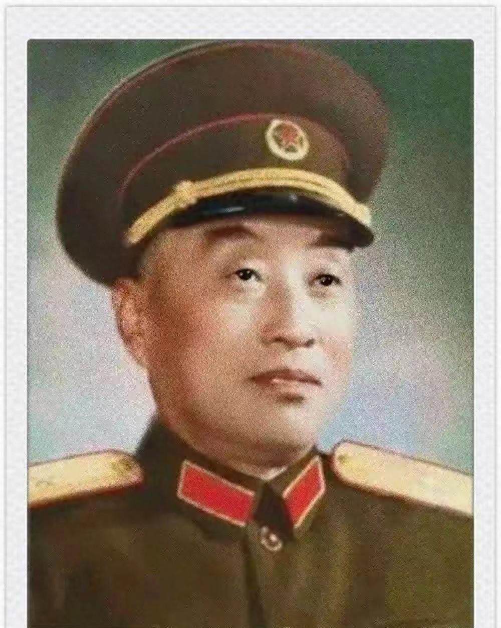 1950年，河北易县一间审讯室里，一个名字突然被喊出来，所有人都愣住了。这个