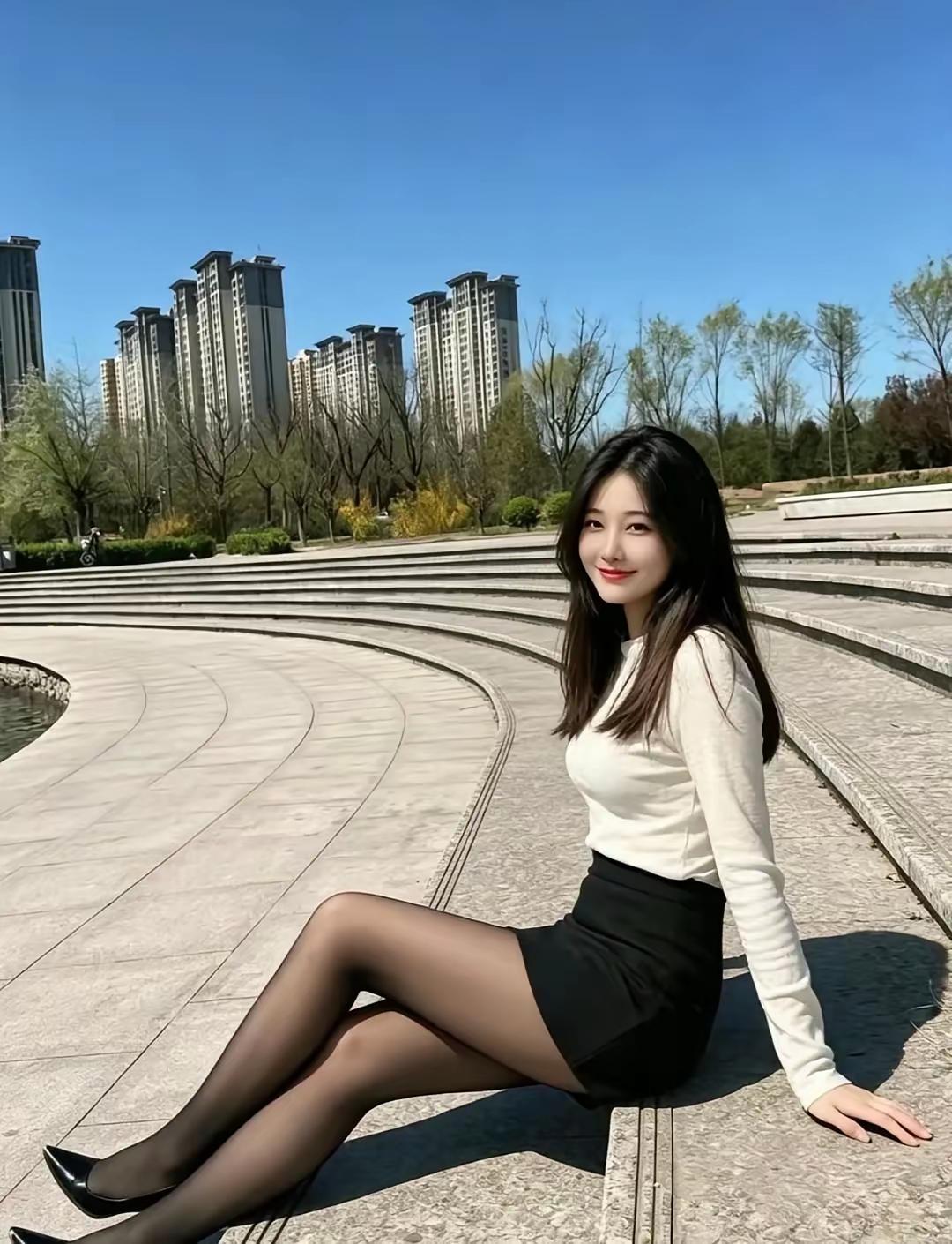 绿树阴中倚玉栏，春风拂面笑嫣然。心动美女鉴赏心动美女鉴赏心动美女鉴赏