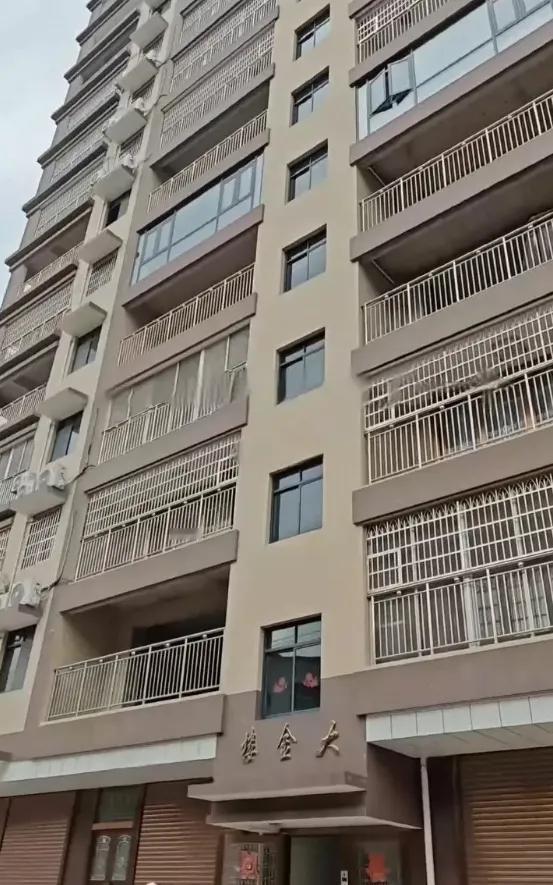 这简直是给整个家族盖了个垂直村落！最近，福建泉州一栋15层的大金楼突然火了。网友
