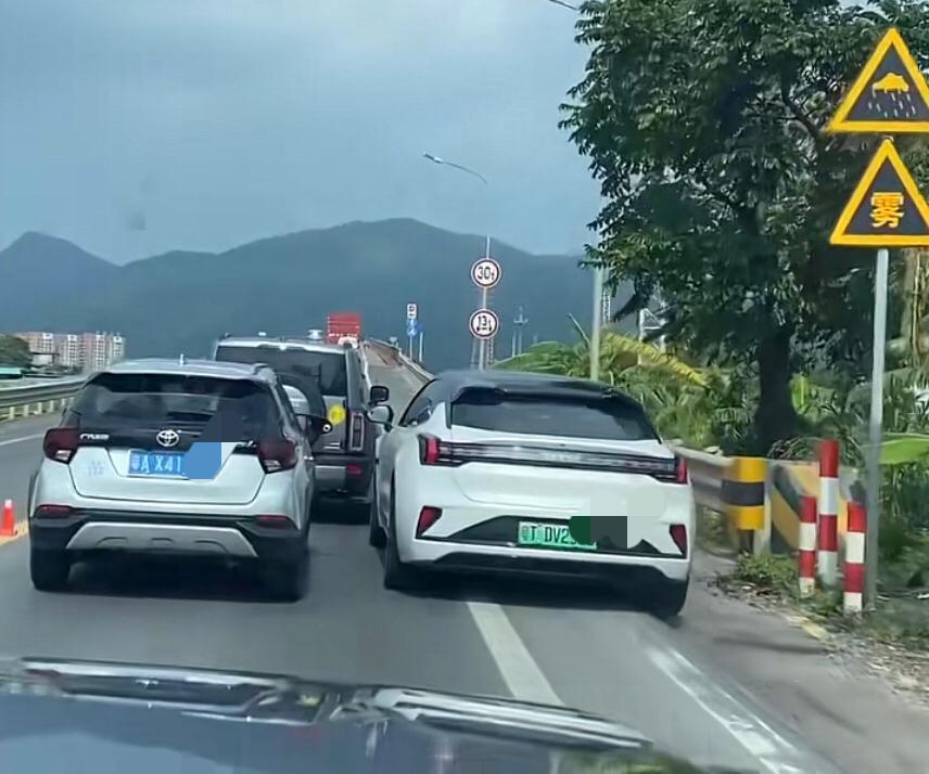 两车道并线，广州粤A紧逼不让，中山粤T较真硬刚！珠海斗门大桥，桥上正在施工，