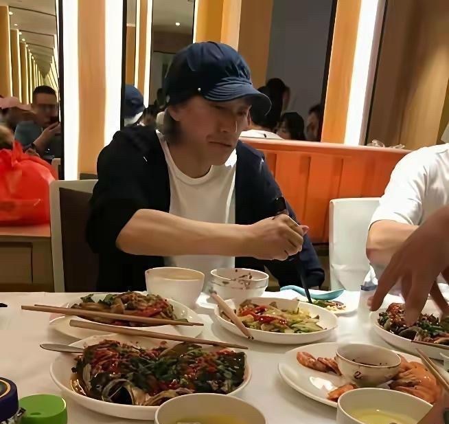 周星驰去梁朝伟家蹭饭，全程闷头狂吃零交流，吃干抹净直接走人。刘嘉玲最近爆料，星爷来家里，向来只找梁朝