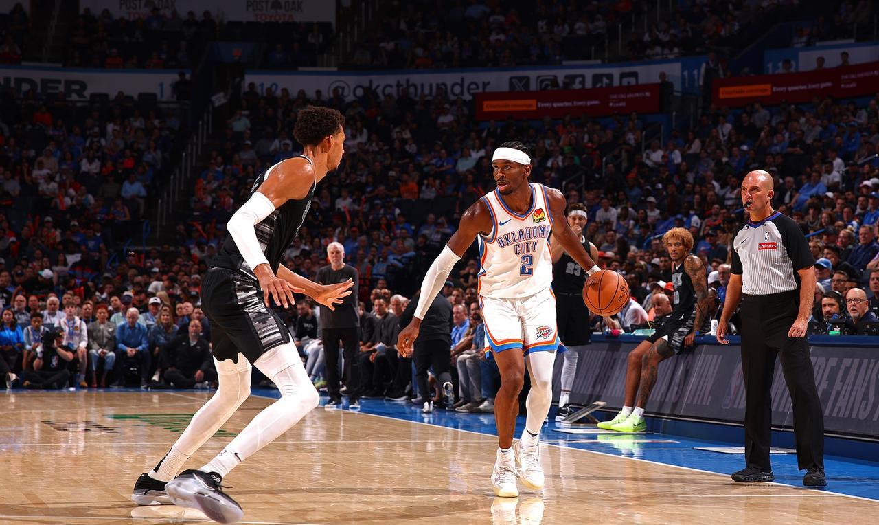 马刺是争冠队伍！马刺队记“马刺重建成功，现在说总冠军还很早，但是马刺这样的阵容有