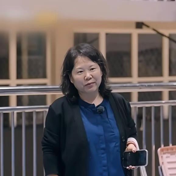 张家齐退役后上综艺，跟妈妈的相处让不少人看得直皱眉。最近又刷到个说法，说节目组最开始找的是她本人，她